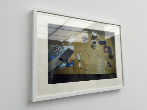 颜磊  《上升空间——桌面》  37.3×56cm  彩色照片  1998
