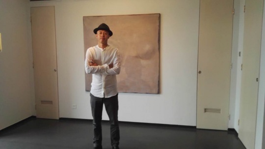 李大治在展览现场
李大治在展览现场