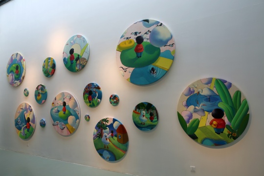 外侧展厅悬挂着马丹的圆形系列绘画
外侧展厅悬挂着马丹的圆形系列绘画