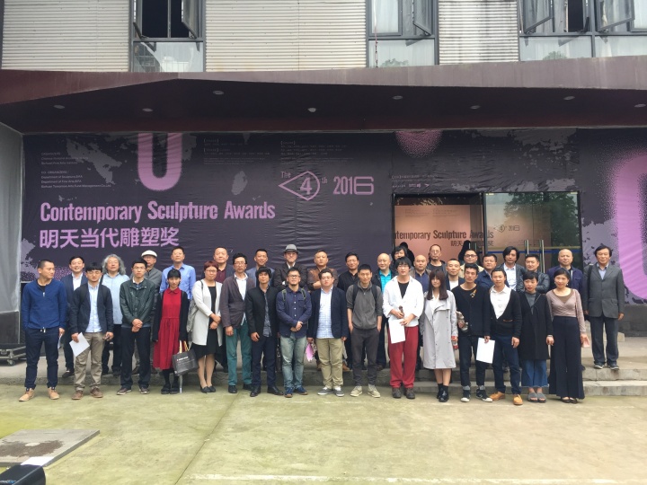 2016“明天当代雕塑奖”参展艺术家合影
2016“明天当代雕塑奖”参展艺术家合影