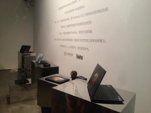 发布会现场展出的Thinpad最新电脑的外观同样有艺术品的参与。
