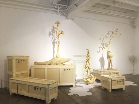 苍鑫《奇花异草》系列雕塑,收藏、搬运作品的木箱、泡沫也变成了作品的一部分,与作品共同展出
苍鑫《奇花异草》系列雕塑,收藏、搬运作品的木箱、泡沫也变成了作品的一部分,与作品共同展出