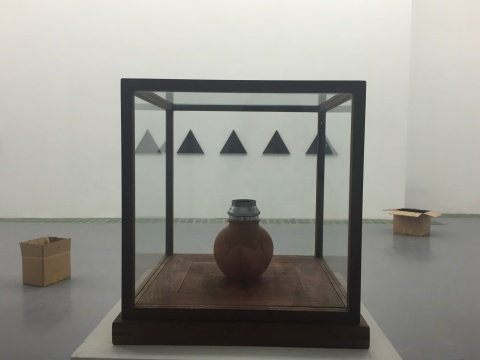展览现场,近处为蔡东东的《罐子相机》,远处墙上为艺术家Jean-Charles Kien的《T1X5》,地面上的纸箱是马永锋的作品《分离的海洋》
展览现场,近处为蔡东东的《罐子相机》,远处墙上为艺术家Jean-Charles Kien的《T1X5》,地面上的纸箱是马永锋的作品《分离的海洋》