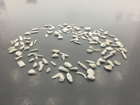 于伯公 《拿起你的武器》 200×270×8 cm、15×8×5 cm 白色大理石206件 2013年
于伯公 《拿起你的武器》 200×270×8 cm、15×8×5 cm 白色大理石206件 2013年