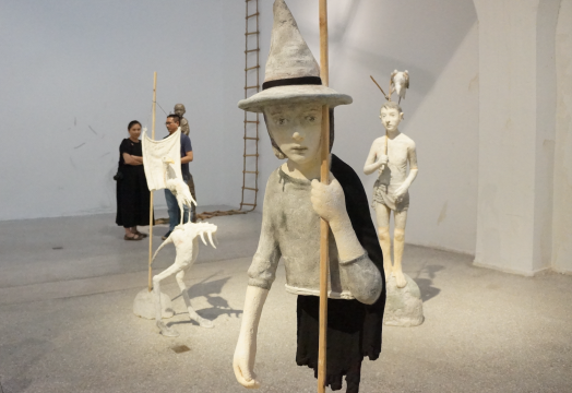 《守望者》 40x32x190cm 聚氨酯 纸浆 松木 水墨上色 2016
《守望者》 40x32x190cm 聚氨酯 纸浆 松木 水墨上色 2016