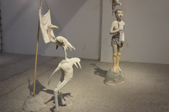 《荒原上的地标》 98x48x188cm 聚氨酯 纸浆 松木 水墨上色 2016 (左)、《请叫我晨曦中的天使》 57x49x190cm 聚氨酯 纸浆 竹子 水墨上色 2016 《荒原上的地标》 98x48x188cm 聚氨酯 纸浆 松木 水墨上色 2016 (左)、《请叫我晨曦中的天使》 57x49x190cm 聚氨酯 纸浆 竹子 水墨上色 2016