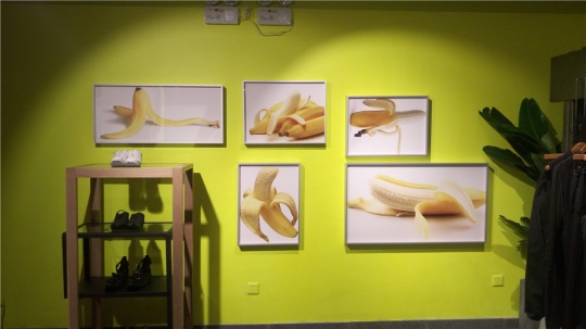 现场墙壁上的香蕉照片
