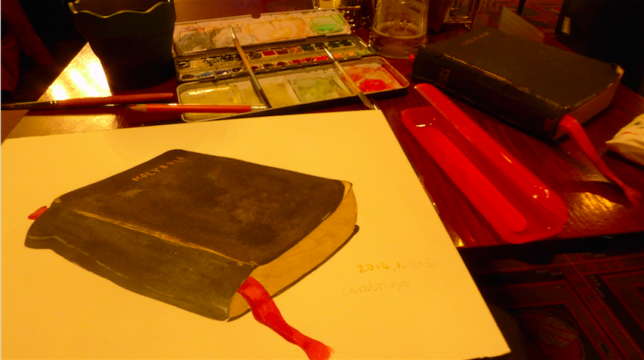 在英国剑桥一家酒吧的书架上找到一本《圣经》，随手把它画了下来
