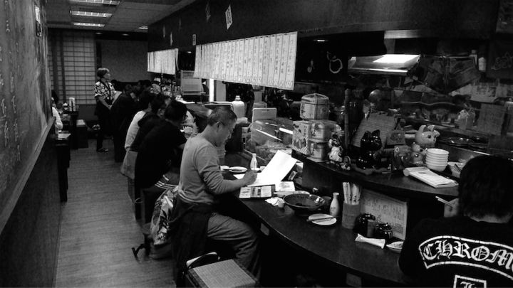 在几个老太太开的日本料理店里边吃边画,我想起了电影《非诚勿扰》里的“四姐妹”居酒屋
在几个老太太开的日本料理店里边吃边画,我想起了电影《非诚勿扰》里的“四姐妹”居酒屋