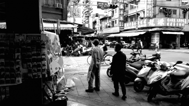 台北的迪化街写生,王玉平喜欢那些写满繁体字的密集的招牌
台北的迪化街写生,王玉平喜欢那些写满繁体字的密集的招牌
