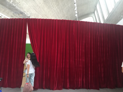 展厅中有一个红色的幕布，如同小小的剧场
