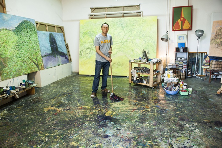 画室的地板经过毛旭辉用拖把擦拭,瞬间所有的颜色都浮现出来,非常好看,这些颜料都是因为毛旭辉喜欢在地板上画画的缘故,也因为画室条件所限
画室的地板经过毛旭辉用拖把擦拭,瞬间所有的颜色都浮现出来,非常好看,这些颜料都是因为毛旭辉喜欢在地板上画画的缘故,也因为画室条件所限