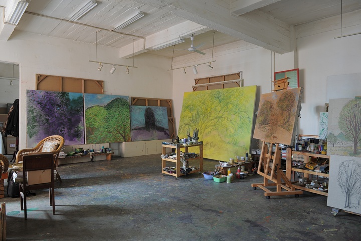~画室中还未完成的“圭山”系列作品,背景为黄色的大画已经画了很久,但毛旭辉一直没有将这件作品完成,他更愿意等待时间,等待灵感的成熟
~画室中还未完成的“圭山”系列作品,背景为黄色的大画已经画了很久,但毛旭辉一直没有将这件作品完成,他更愿意等待时间,等待灵感的成熟