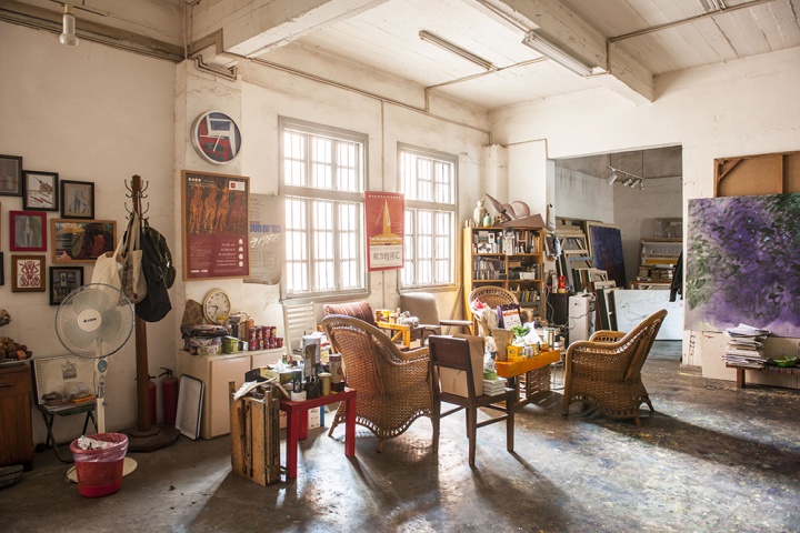 毛旭辉的工作室位于昆明创库艺术区，是由旧的工厂厂房改造而成，这间工作室毛旭辉已经使用了十多个年头，房间里家居都是一点一点积攒起来的，充满了时间的回忆
