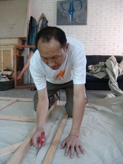 毛旭辉在剪画布,剪刀本身就是毛旭辉经常描绘的主题,他背后也悬挂着一张画着剪刀意向的作品,“当剪刀立起时有种祈祷的感觉、有时又可以使人联想到权力、而这把植物化了的黄颜色的剪刀则又给人一种春天的感觉……”
毛旭辉在剪画布,剪刀本身就是毛旭辉经常描绘的主题,他背后也悬挂着一张画着剪刀意向的作品,“当剪刀立起时有种祈祷的感觉、有时又可以使人联想到权力、而这把植物化了的黄颜色的剪刀则又给人一种春天的感觉……”