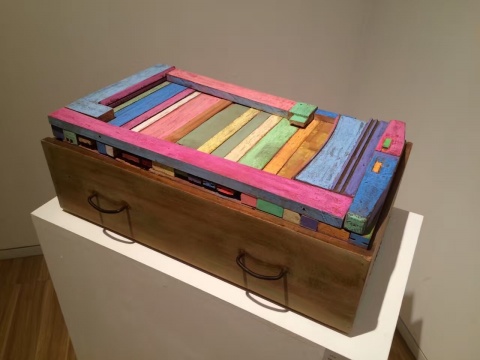 王礼军《把柜子装进它的抽屉里》 68×45×25cm 木家具 粉笔 2015
王礼军《把柜子装进它的抽屉里》 68×45×25cm 木家具 粉笔 2015