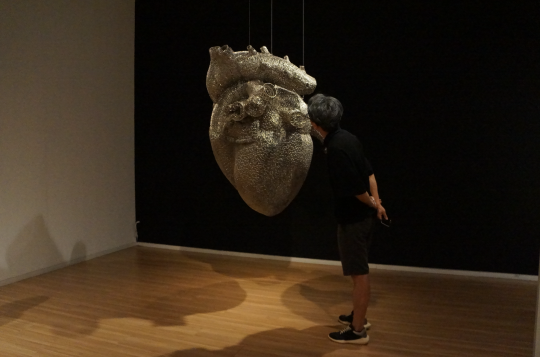 郑路《荣誉的坟墓》 150×110×160cm 不锈钢 2015
郑路《荣誉的坟墓》 150×110×160cm 不锈钢 2015
