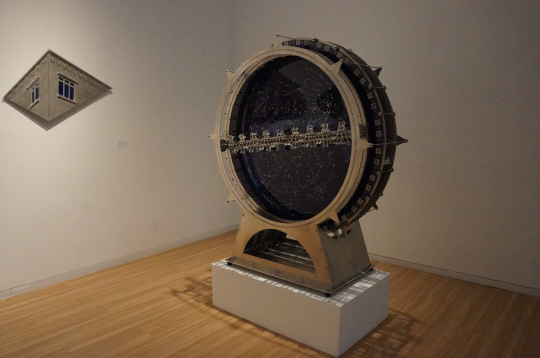 占研《幸运摩天轮》 110×50×130cm 铝合金、不锈钢、亚克力、电机、继电器等 2016
占研《幸运摩天轮》 110×50×130cm 铝合金、不锈钢、亚克力、电机、继电器等 2016