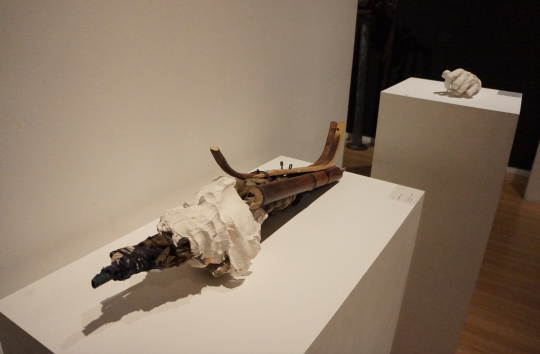 张一《胸腔的鸣叫》 43×19×18cm 竹、石膏、铁丝、布、橡胶 2015 张一《胸腔的鸣叫》 43×19×18cm 竹、石膏、铁丝、布、橡胶 2015
