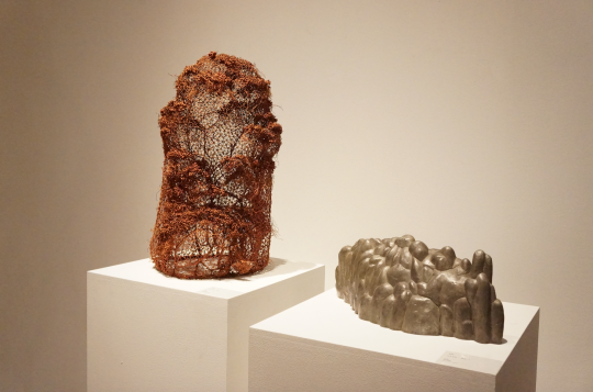 黄镇《山水系列》 36×30×64cm 黄铜丝 2016(左)、《山水系列1》 45×17×17cm 硅青铜 2016(右) 黄镇《山水系列》 36×30×64cm 黄铜丝 2016(左)、《山水系列1》 45×17×17cm 硅青铜 2016(右)