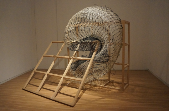 李赢《此时·何处-黑白》 230×250×120cm 漆包不锈钢、水曲柳 2012-2013 李赢《此时·何处-黑白》 230×250×120cm 漆包不锈钢、水曲柳 2012-2013