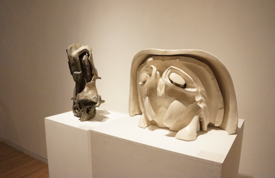 杜英奇《堕落的骑》 25×20×55cm 石膏、玻璃钢、原子灰 2016(左)、《鹰》2015 石膏 60×50×45cm(右)
杜英奇《堕落的骑》 25×20×55cm 石膏、玻璃钢、原子灰 2016(左)、《鹰》2015 石膏 60×50×45cm(右)