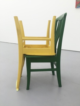 《不可损伤地面》 88×45×50cm 椅子上丙烯 2016
