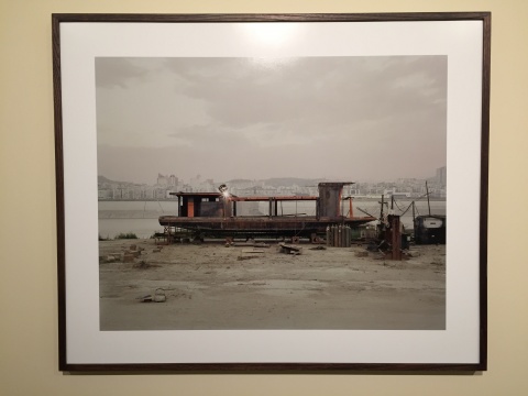 Nadav 《老丰都IV,重庆直辖市》 105×121cm 喷墨打印 2006
Nadav 《老丰都IV,重庆直辖市》 105×121cm 喷墨打印 2006