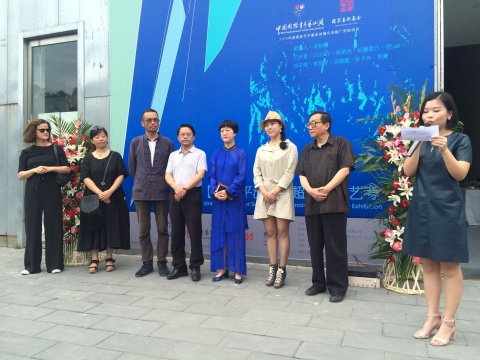 开幕式现场,德美艺嘉CEO董艺(左5)、策展人吴秋龑(左3)、艺术家代表张子卉(左2) 开幕式现场,德美艺嘉CEO董艺(左5)、策展人吴秋龑(左3)、艺术家代表张子卉(左2)