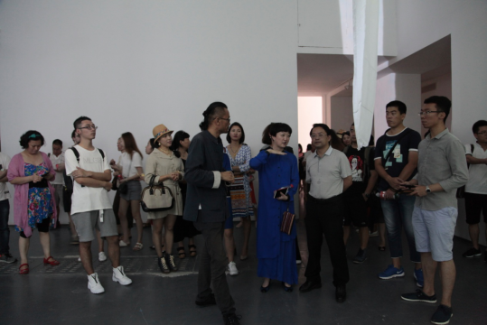 策展人吴秋龑现场导览
策展人吴秋龑现场导览