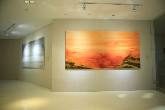 近处为汤国作品《霞》,远处为《雪》
近处为汤国作品《霞》,远处为《雪》