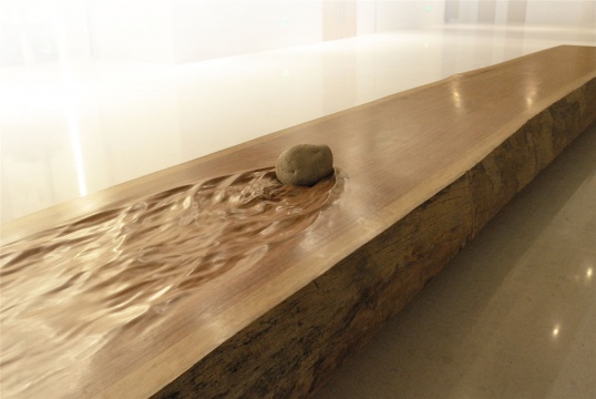 沈烈毅 《静水流石》木、石1000×160×40cm 2013
沈烈毅 《静水流石》木、石1000×160×40cm 2013