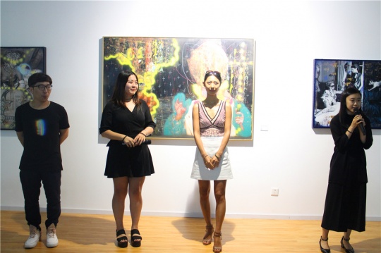 左起依次:艺术家张钊瀛、策展人张一平、名泰空间销售总监芦辰
左起依次:艺术家张钊瀛、策展人张一平、名泰空间销售总监芦辰