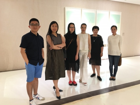 展览现场嘉宾合影
展览现场嘉宾合影
