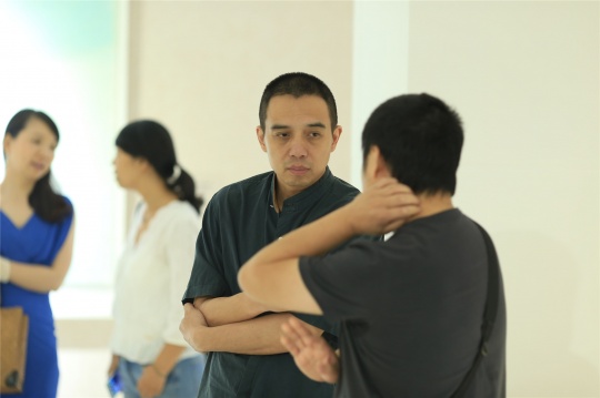 展览现场的艺术家
展览现场的艺术家