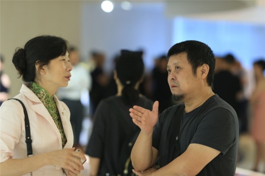 展览现场的艺术家
展览现场的艺术家
