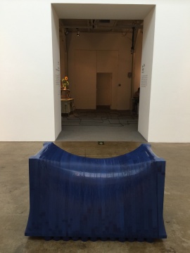 展厅入口的王礼貌军作品《无相》70×131×78cm 桌子、胶带 2016
展厅入口的王礼貌军作品《无相》70×131×78cm 桌子、胶带 2016