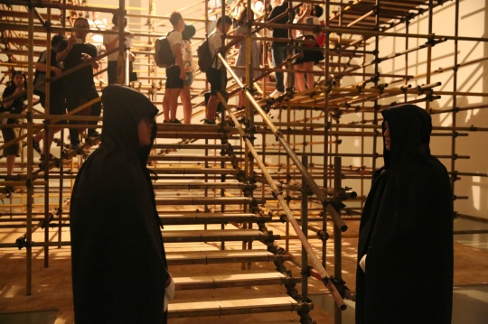 作品以“蛇环UROBOROS”为灵感——集成作品的脚手架矩阵、循环阶梯、升降灯光、投影及声音都带有各自的隐喻
作品以“蛇环UROBOROS”为灵感——集成作品的脚手架矩阵、循环阶梯、升降灯光、投影及声音都带有各自的隐喻