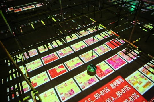 配合震耳欲聋的声音
配合震耳欲聋的声音