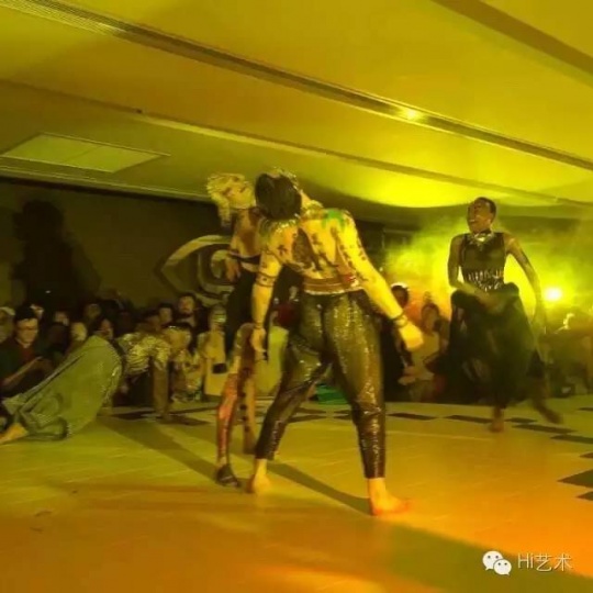 chi K11美术馆陈天灼个展现场的表演《三十三天》
