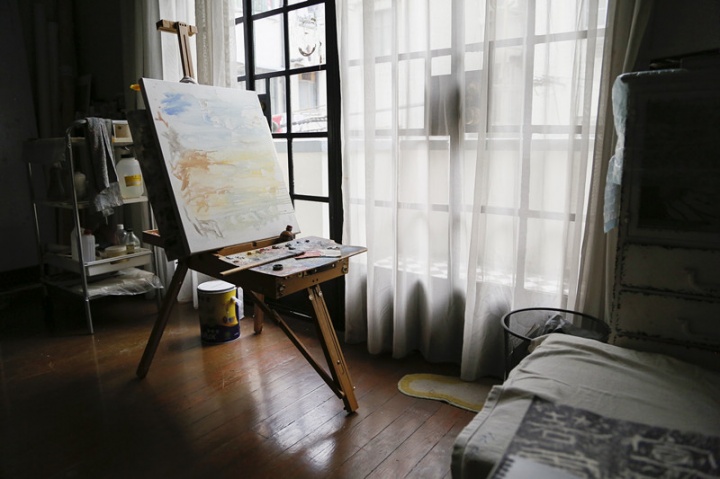 虽然现在余友涵夫妇已经不住在这间工作室,但余友涵每天都回来的这里画画,工作室特意换了大的玻璃,保证采光
虽然现在余友涵夫妇已经不住在这间工作室,但余友涵每天都回来的这里画画,工作室特意换了大的玻璃,保证采光