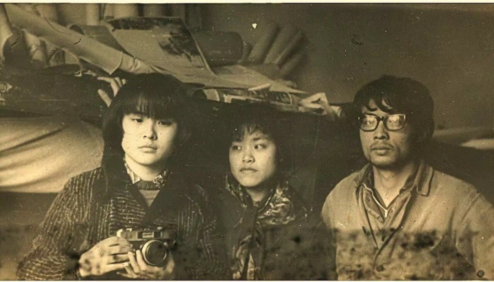 莫也（左）与艺术家张晓刚（右）及同学在四川美术学院
