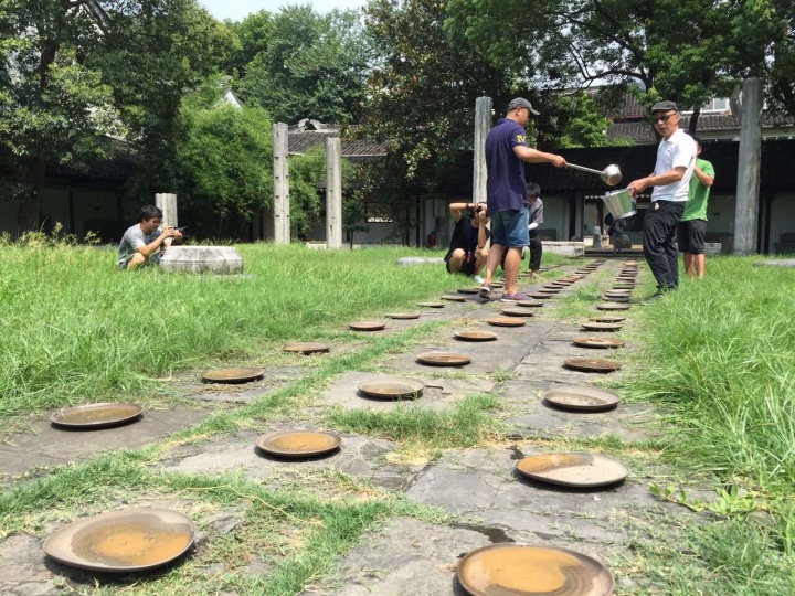 呈现在苏州宋代建筑双塔中的艺术家吕美立&王谦作品《有无》取苏州各地山水而塑的泥盘将随自然天气变化而逐渐消亡,与有着千年历史的双塔彼此观照。 呈现在苏州宋代建筑双塔中的艺术家吕美立&王谦作品《有无》取苏州各地山水而塑的泥盘将随自然天气变化而逐渐消亡,与有着千年历史的双塔彼此观照。