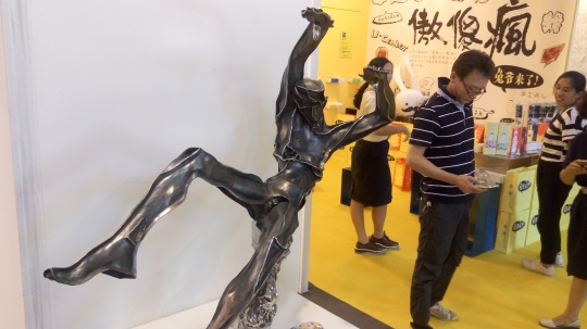展览现场的雕塑作品与观众
展览现场的雕塑作品与观众