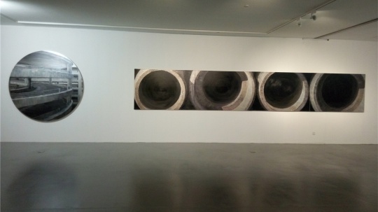 左：李易纹 《齿轮效应Ⅱ》 200×200cm 布面丙烯 2013；右：李易纹 《黑洞》 120×720cm 布面丙烯 2014
