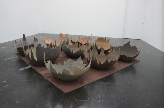 《最后一个鸡蛋》 陶罐、文化石 300×300cm 2016
《最后一个鸡蛋》 陶罐、文化石 300×300cm 2016