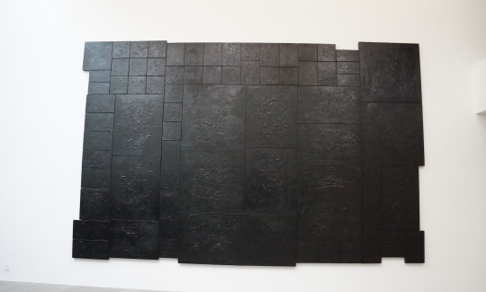 《覆盖》76件绘画，357×554cm 旧油画，黑色丙烯 2008-2016
