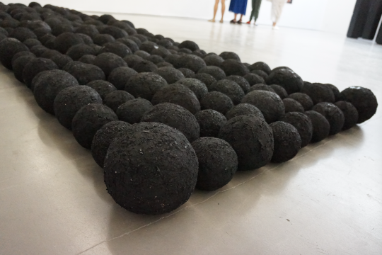 《粘连》277个球，18×433×132cm 尺寸可变 木屑、金属屑球、黑色喷漆 2013-2016
