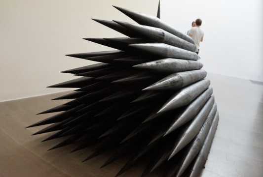 《刨除-栋梁》55件 每件长200cm,直径9cm 房梁木、黑色喷漆 2015
《刨除-栋梁》55件 每件长200cm,直径9cm 房梁木、黑色喷漆 2015