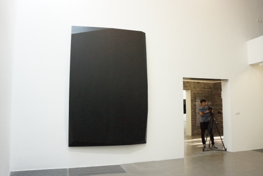 《拼接》 200×300cm 木料、黑色喷漆 2016
